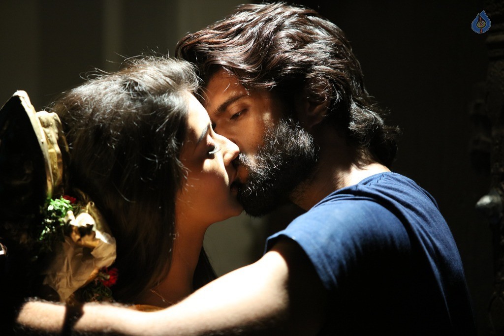 Dwaraka Movie Hero And Heroine Lip Lock Photos Photo 9 Of 9 This nashville musician and his sweetheart got comfy for a photo shoot at home | junebug weddings. cinejosh