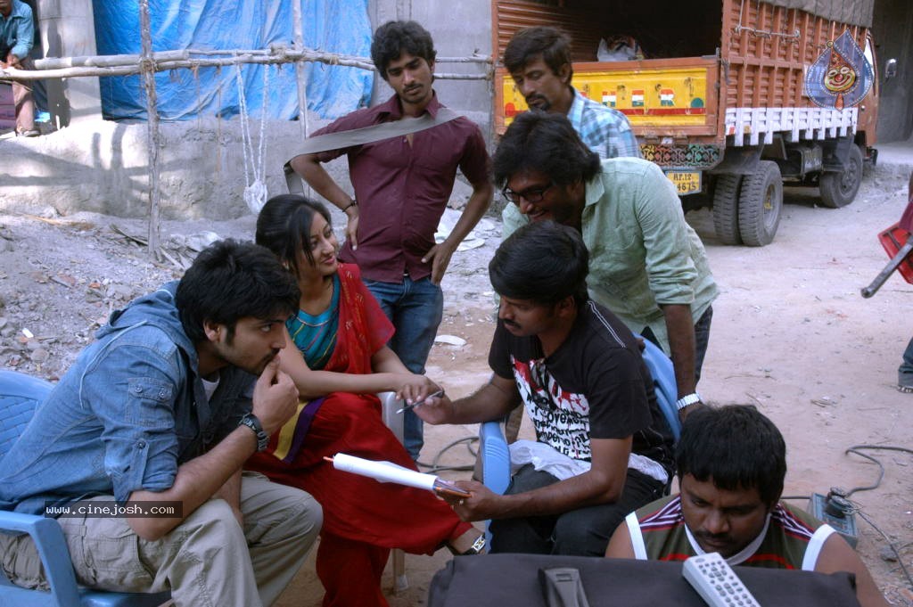Em Chesave Nannila Movie Stills - 24 / 48 photos