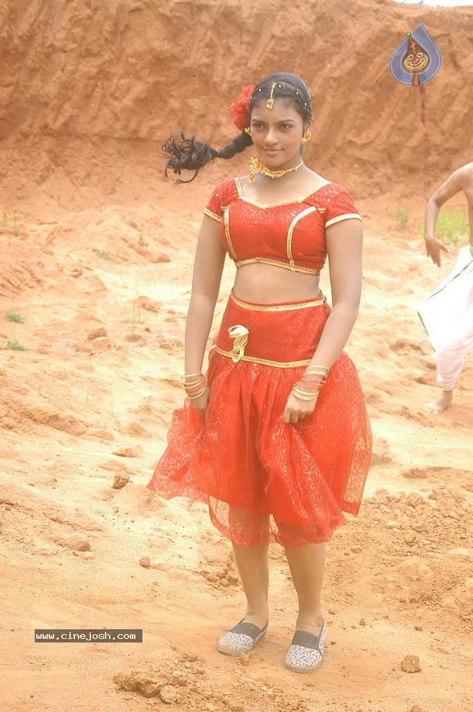 En Kadhal Pudhithu Tamil Movie Stills - 10 / 47 photos