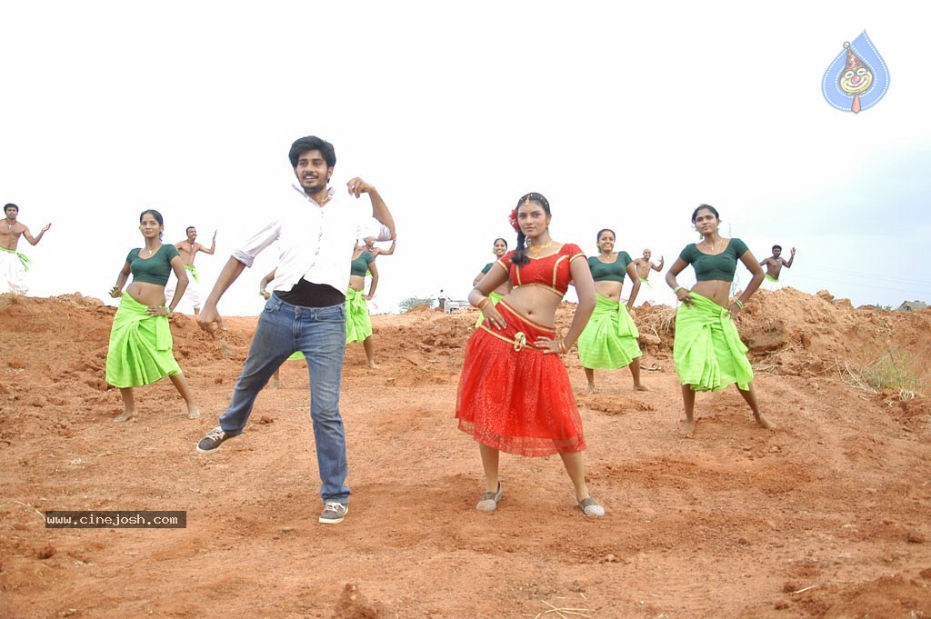 En Kadhal Pudhithu Tamil Movie Stills - 35 / 47 photos