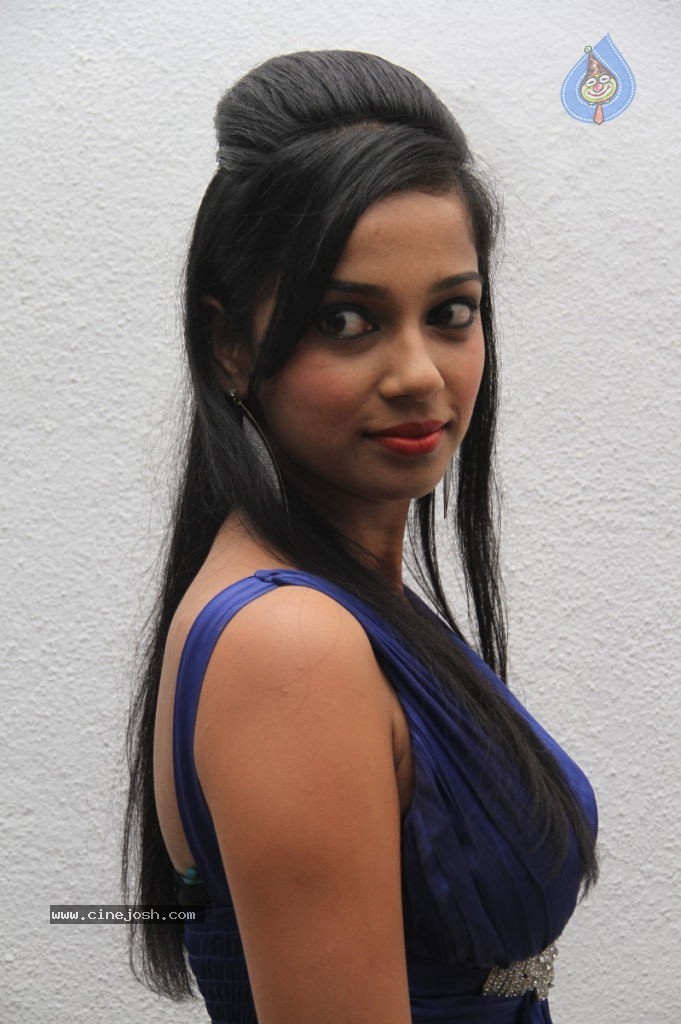 En Nenjai Thottaye Tamil Movie Stills - 45 / 46 photos