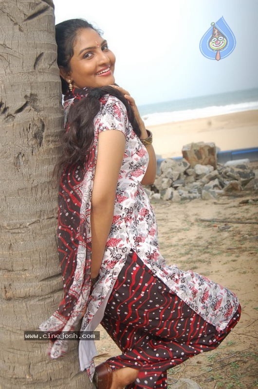 En Uyire Unakkaga Movie Stills - 34 / 39 photos