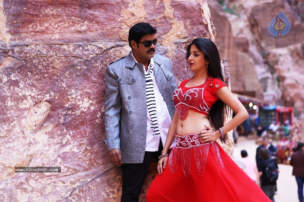 En Vazhi Thani Vazhi Tamil Movie Stills - 8 / 28 photos