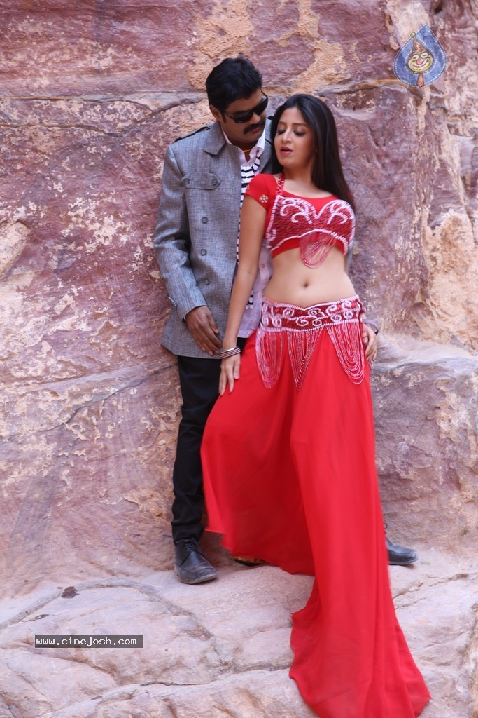 En Vazhi Thani Vazhi Tamil Movie Stills - 15 / 28 photos