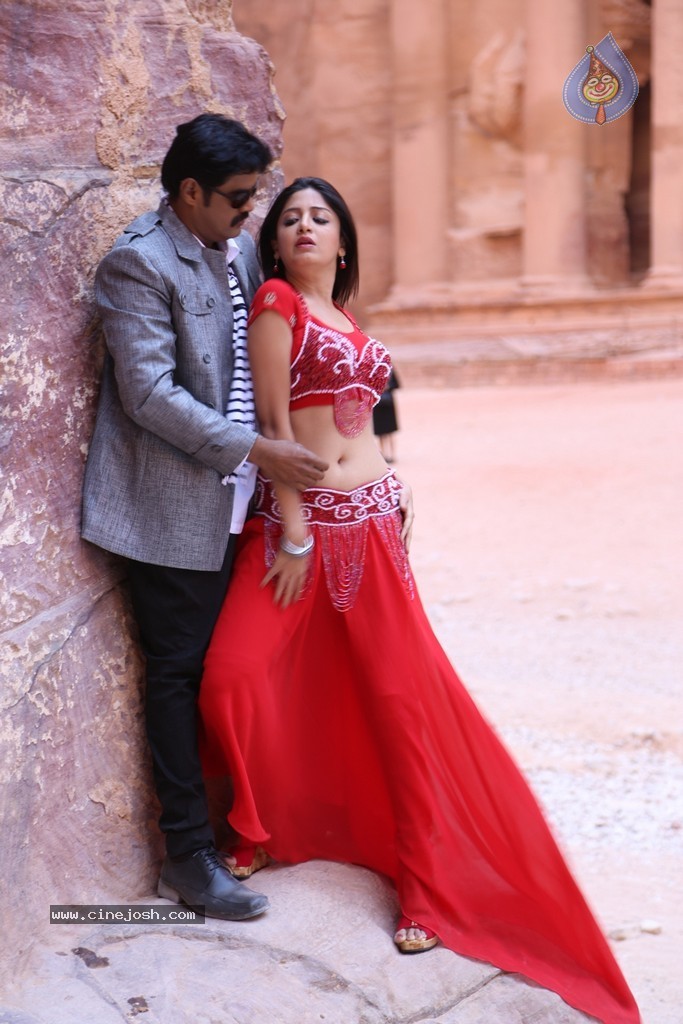 En Vazhi Thani Vazhi Tamil Movie Stills - 16 / 28 photos