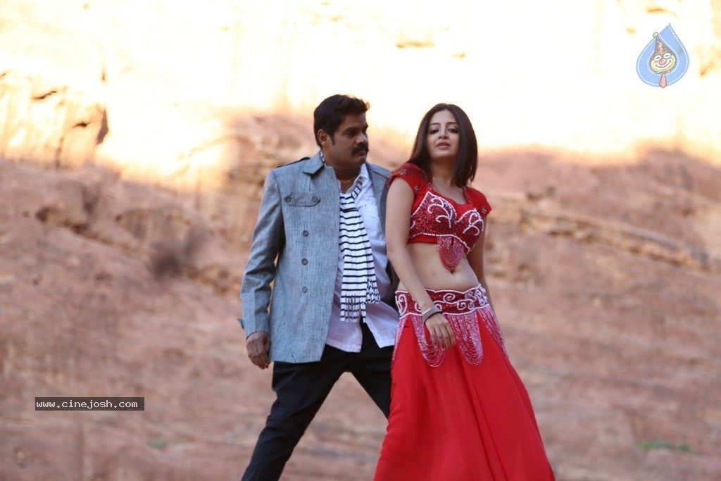 En Vazhi Thani Vazhi Tamil Movie Stills - 28 / 28 photos