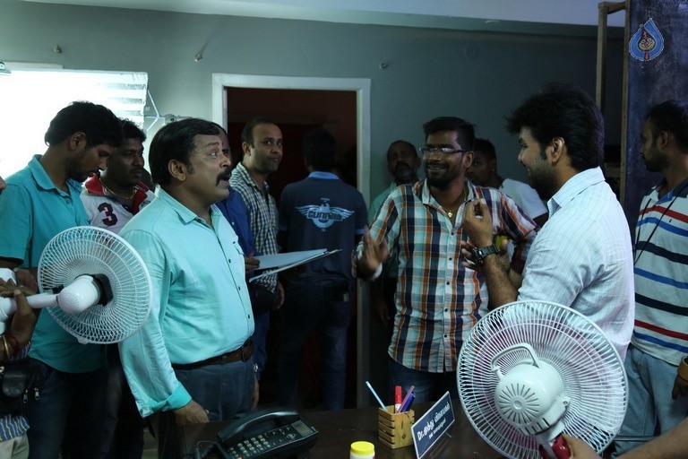 Enakku Vaaitha Adimaigal Tamil Film Photos - 6 / 29 photos
