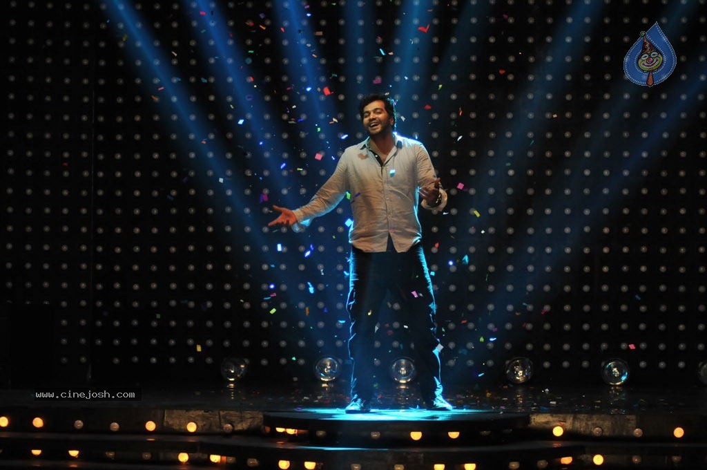 Endrendrum Punnagai Tamil Movie Stills - 2 / 31 photos