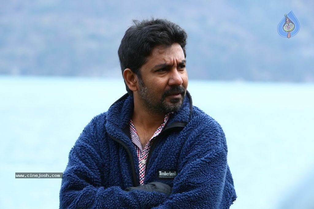 Endrendrum Punnagai Tamil Movie Stills - 3 / 31 photos