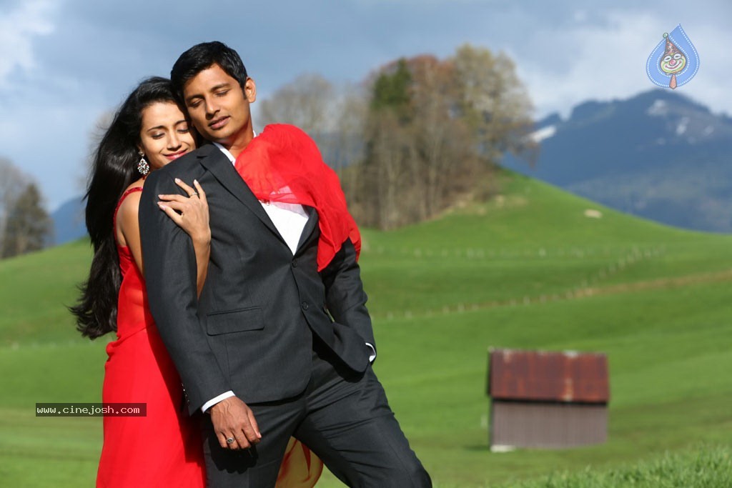 Endrendrum Punnagai Tamil Movie Stills - 8 / 21 photos