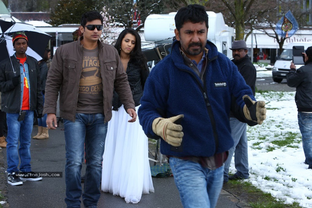 Endrendrum Punnagai Tamil Movie Stills - 19 / 21 photos
