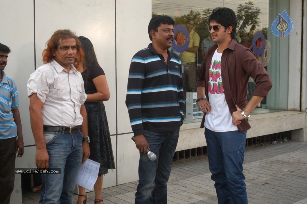 Enduko Nachav Movie Stills - 7 / 38 photos