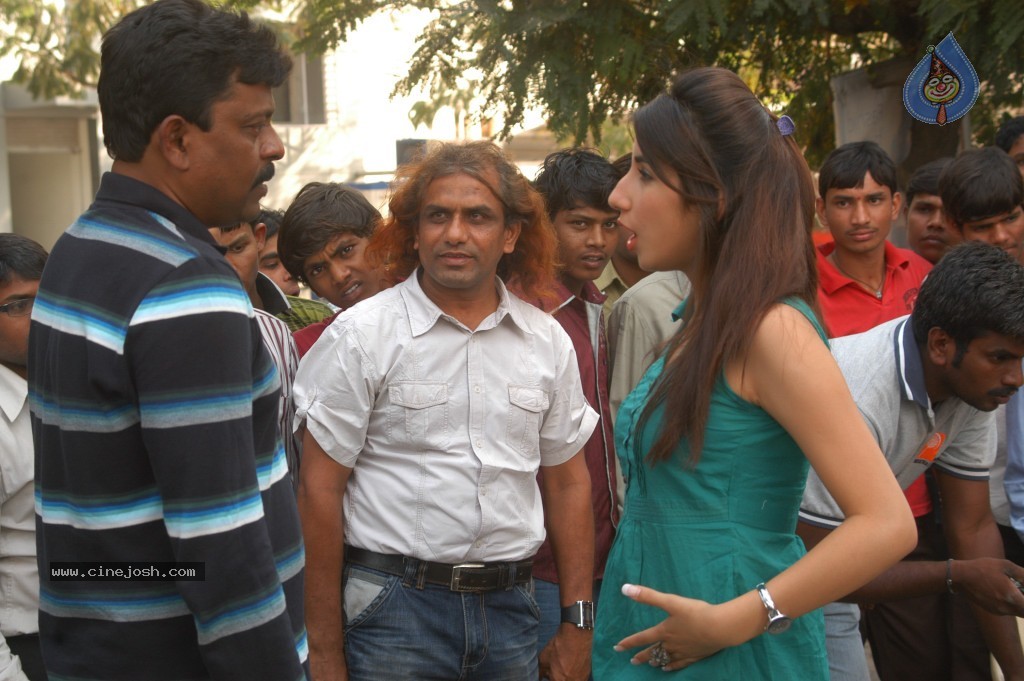 Enduko Nachav Movie Stills - 11 / 38 photos