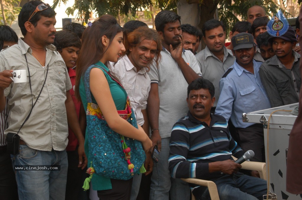 Enduko Nachav Movie Stills - 31 / 38 photos