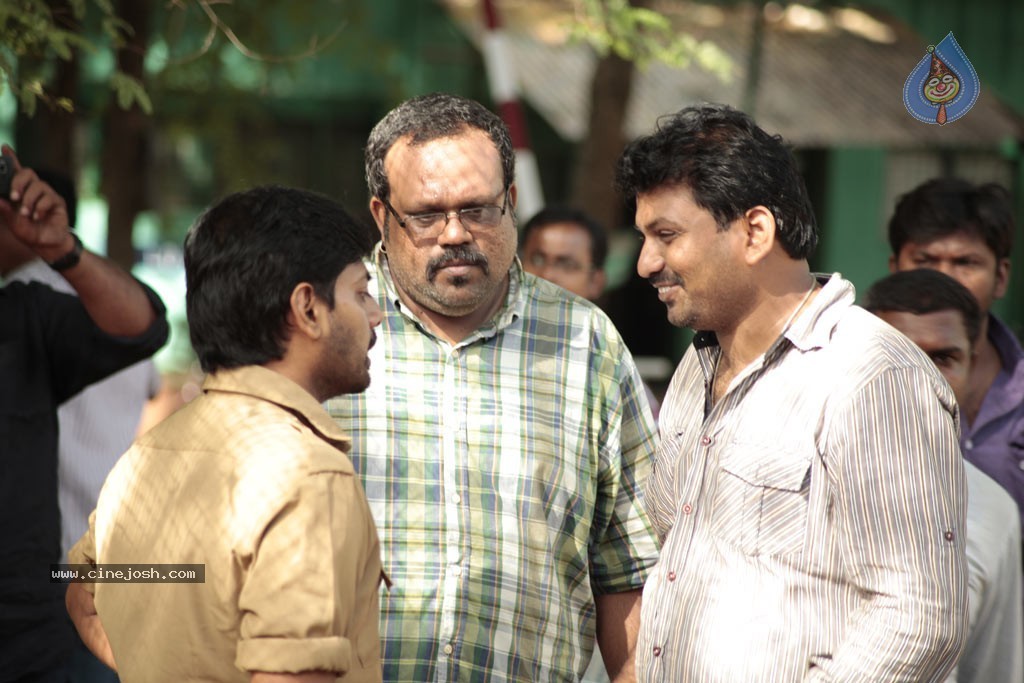 Enna Satham Intha Neram Tamil Movie Stills - 76 / 101 photos