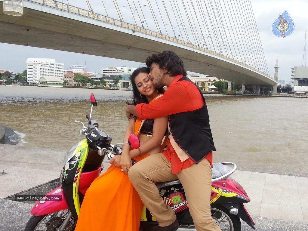 Ennamo Edho Tamil Movie New Photos - 12 / 24 photos