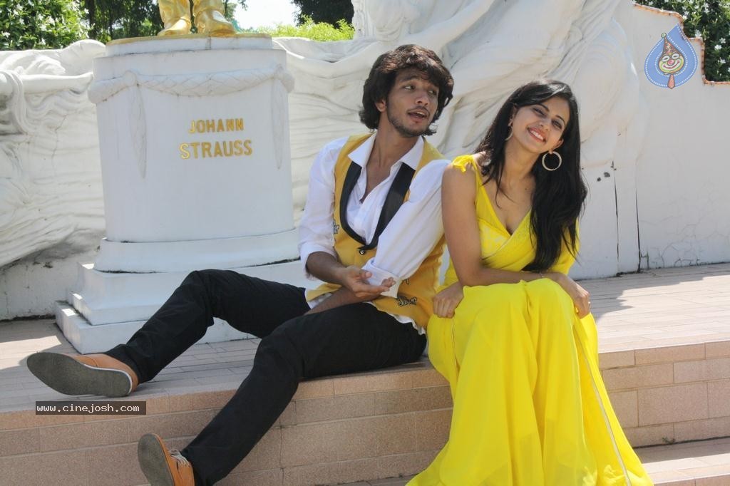 Ennamo Edho Tamil Movie New Photos - 20 / 24 photos