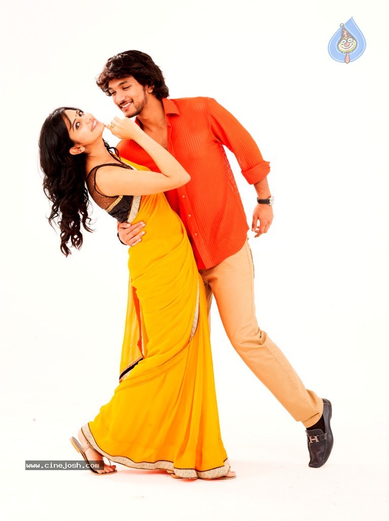 Ennamo Edho Tamil Movie Stills - 17 / 18 photos