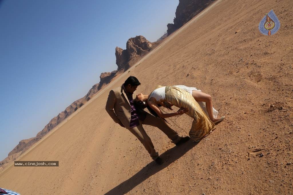 Envazhi Thanivazhi Tamil Movie Photos - 1 / 27 photos