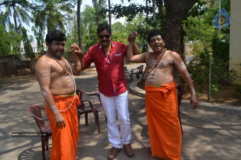 Envazhi Thanivazhi Tamil Movie Photos - 3 / 27 photos