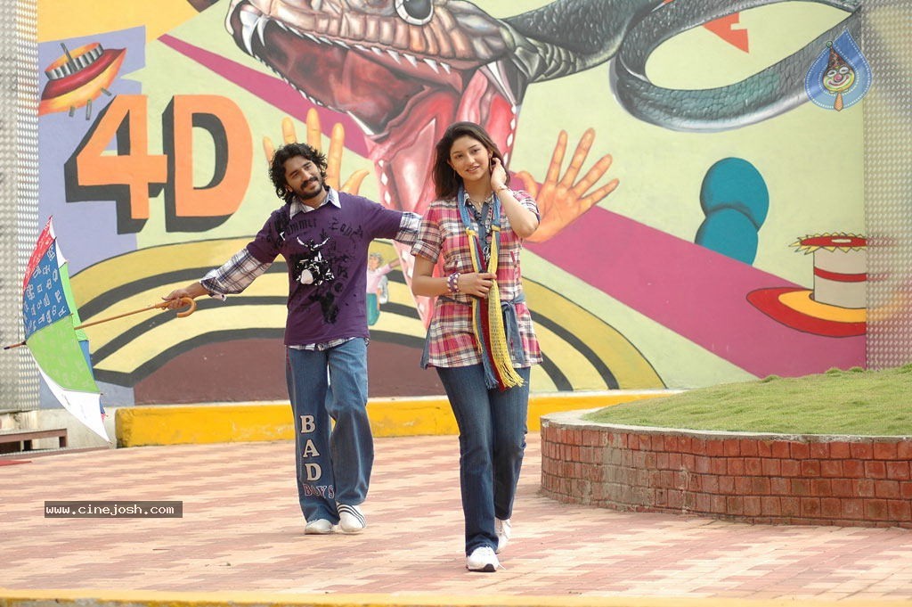 Eppadi Manasukkul Vandhai Tamil Movie Stills - 2 / 80 photos