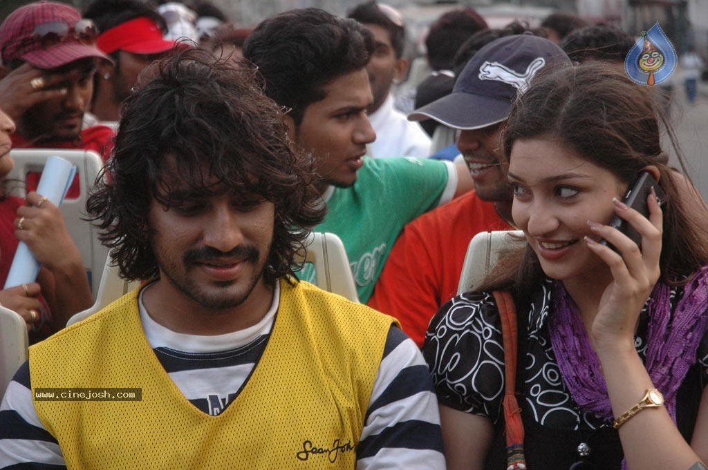 Eppadi Manasukkul Vandhai Tamil Movie Stills - 6 / 80 photos