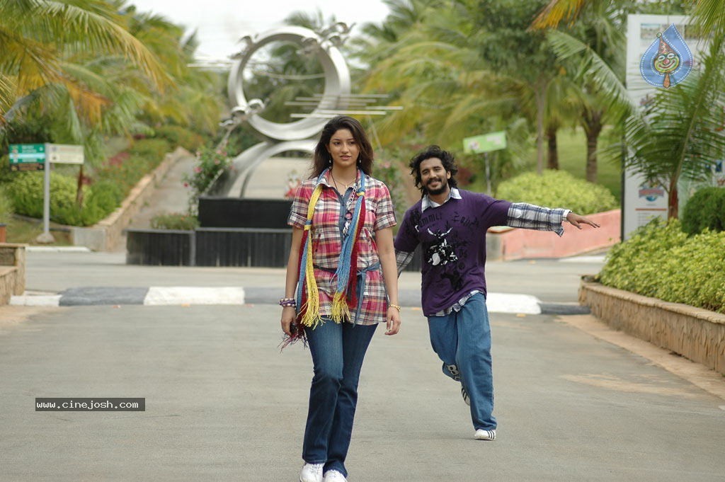 Eppadi Manasukkul Vandhai Tamil Movie Stills - 12 / 80 photos