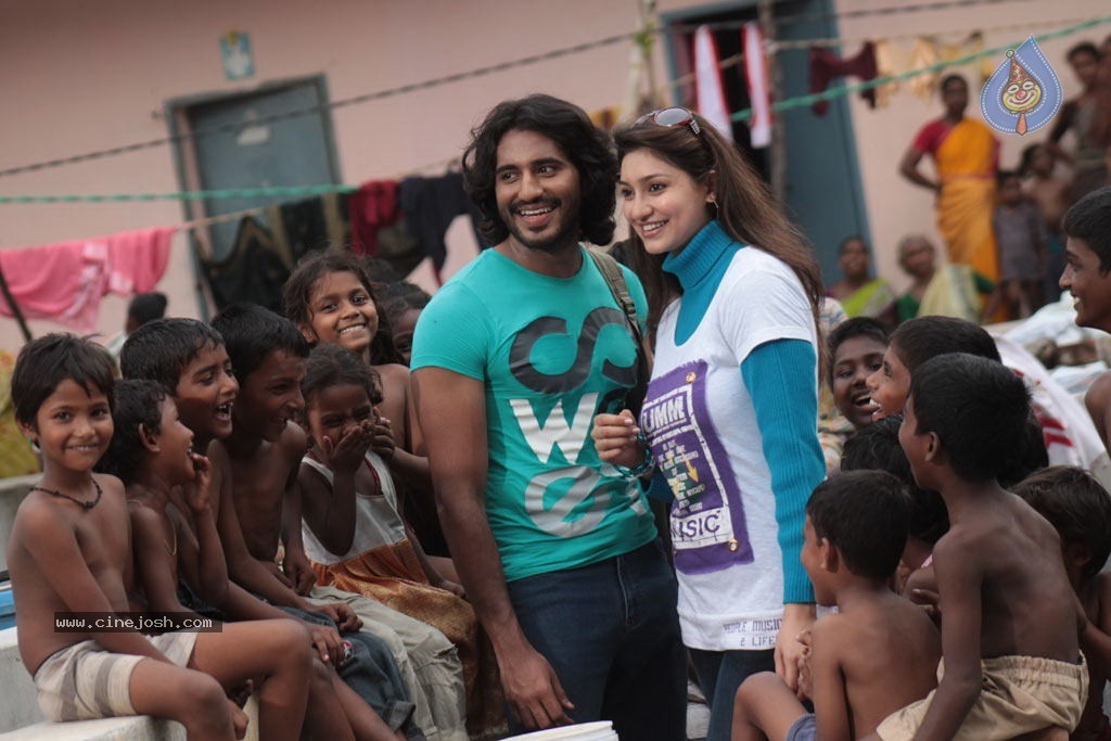 Eppadi Manasukkul Vandhai Tamil Movie Stills - 14 / 80 photos