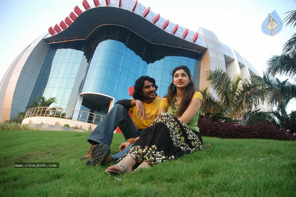 Eppadi Manasukkul Vandhai Tamil Movie Stills - 20 / 80 photos