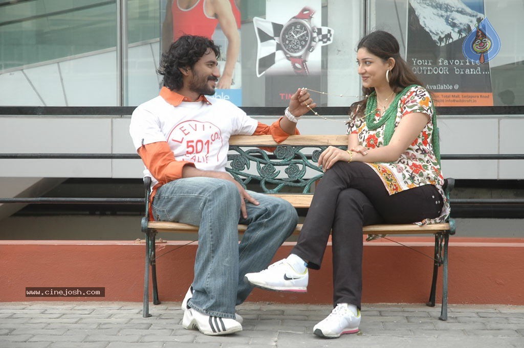 Eppadi Manasukkul Vandhai Tamil Movie Stills - 21 / 80 photos