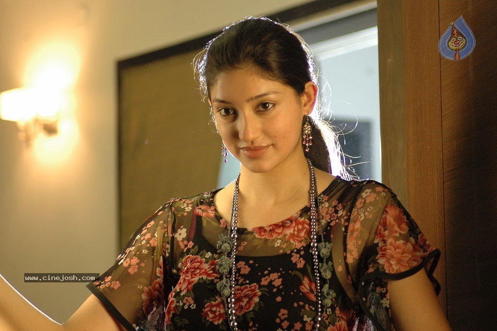 Eppadi Manasukkul Vandhai Tamil Movie Stills - 22 / 80 photos