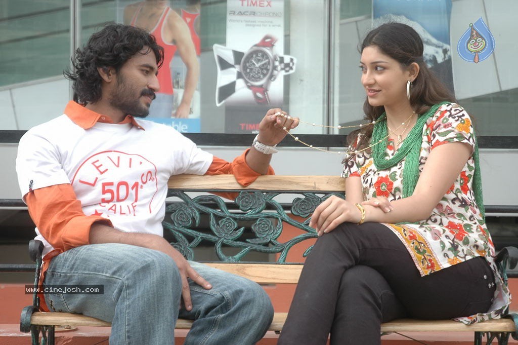 Eppadi Manasukkul Vandhai Tamil Movie Stills - 23 / 80 photos