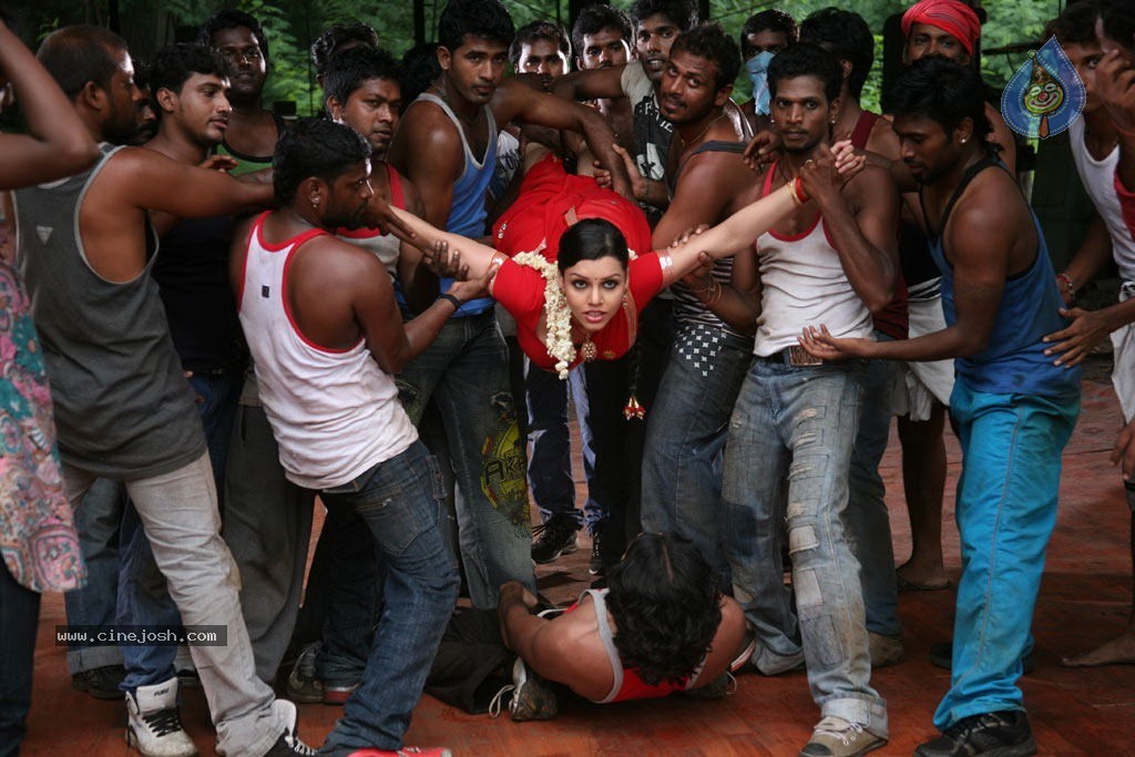 Eppadi Manasukkul Vandhai Tamil Movie Stills - 27 / 80 photos