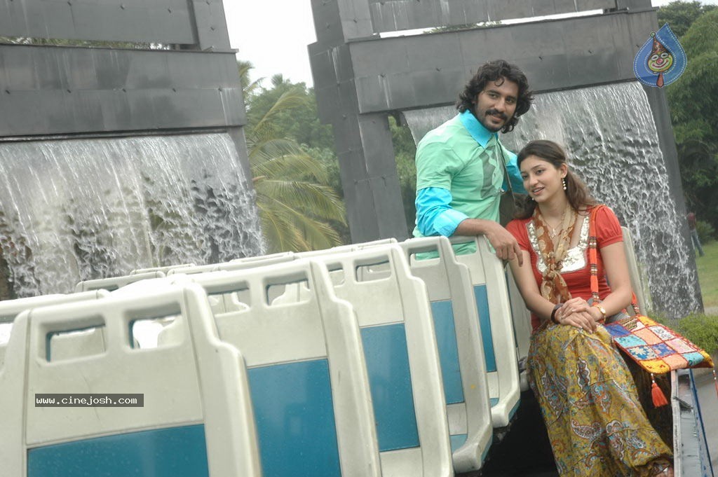 Eppadi Manasukkul Vandhai Tamil Movie Stills - 38 / 80 photos
