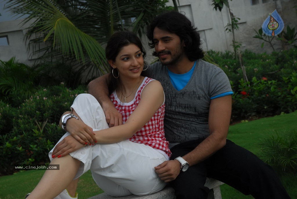 Eppadi Manasukkul Vandhai Tamil Movie Stills - 40 / 80 photos