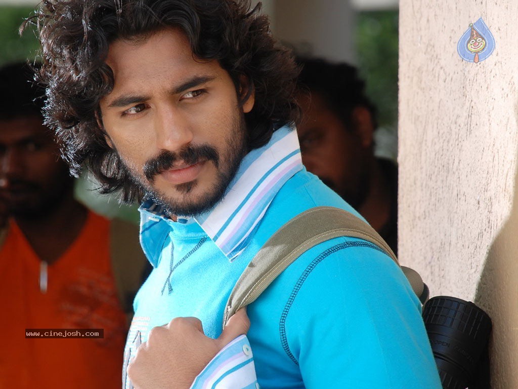 Eppadi Manasukkul Vandhai Tamil Movie Stills - 43 / 80 photos