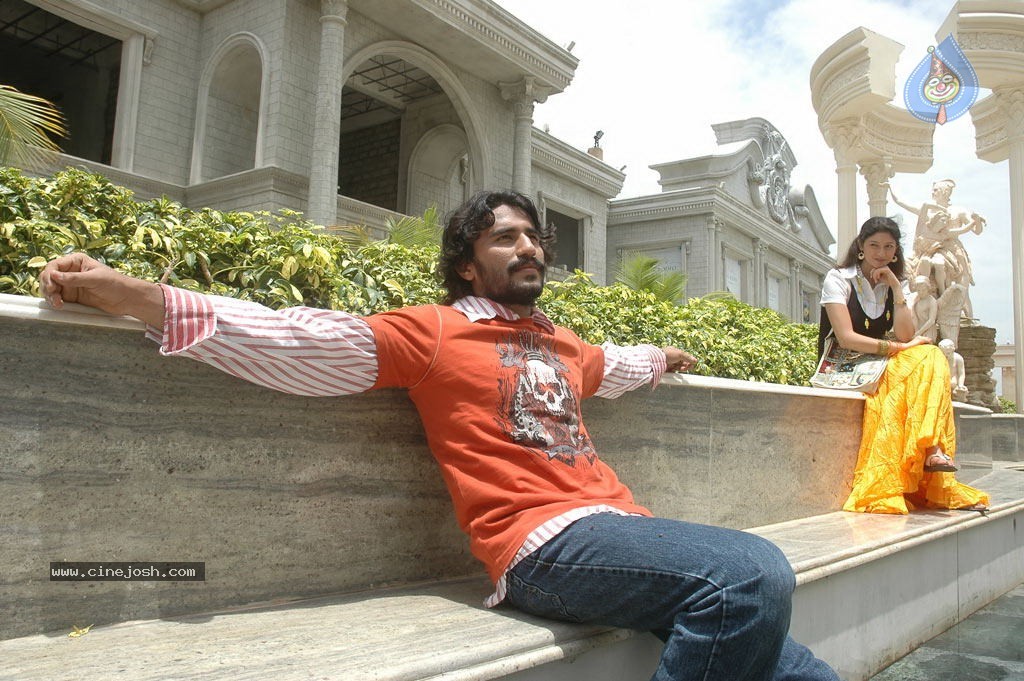 Eppadi Manasukkul Vandhai Tamil Movie Stills - 44 / 80 photos