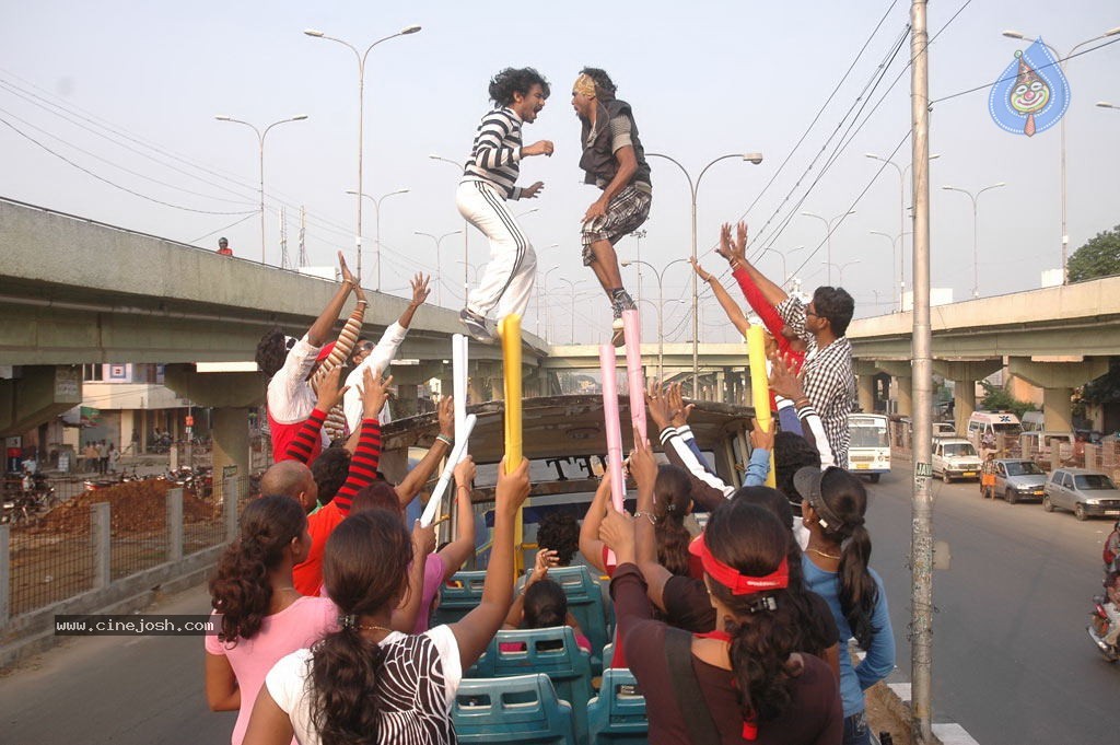 Eppadi Manasukkul Vandhai Tamil Movie Stills - 45 / 80 photos