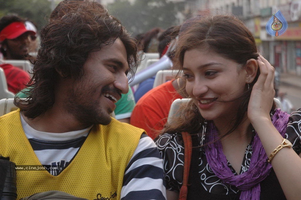 Eppadi Manasukkul Vandhai Tamil Movie Stills - 46 / 80 photos