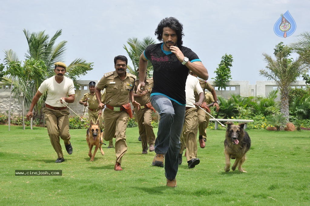 Eppadi Manasukkul Vandhai Tamil Movie Stills - 48 / 80 photos