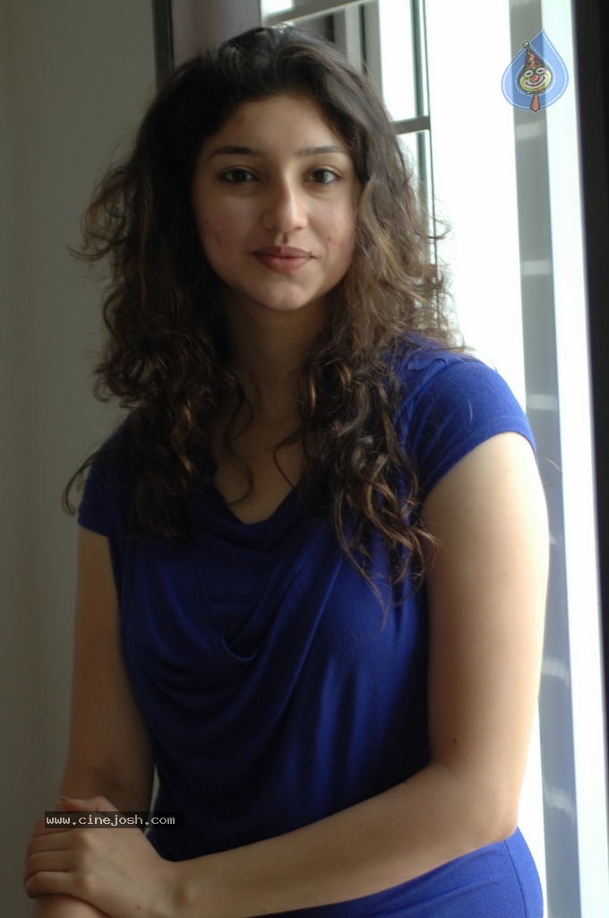 Eppadi Manasukkul Vandhai Tamil Movie Stills - 49 / 80 photos