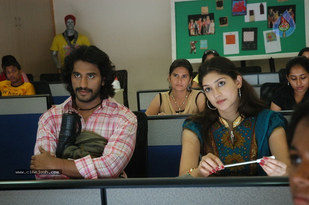 Eppadi Manasukkul Vandhai Tamil Movie Stills - 50 / 80 photos