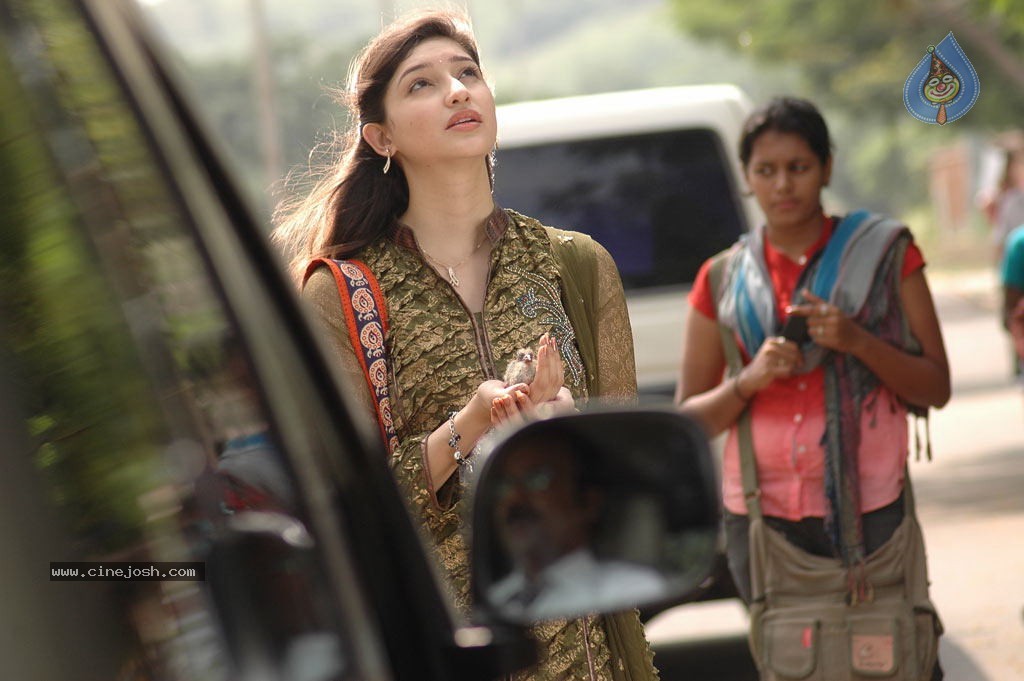 Eppadi Manasukkul Vandhai Tamil Movie Stills - 51 / 80 photos