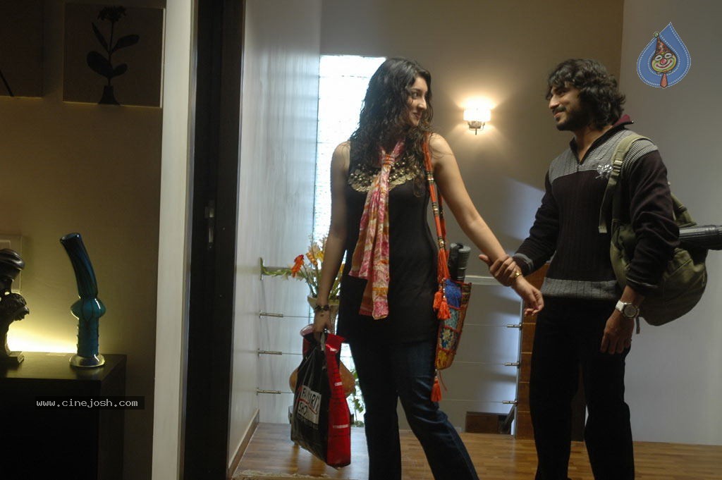 Eppadi Manasukkul Vandhai Tamil Movie Stills - 53 / 80 photos