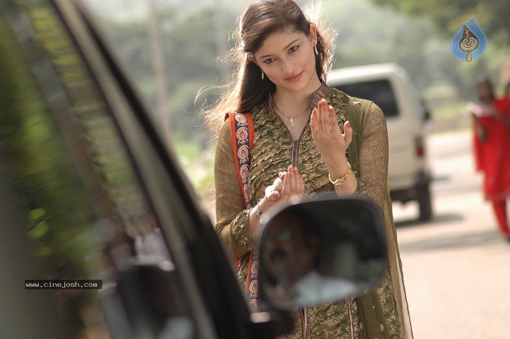 Eppadi Manasukkul Vandhai Tamil Movie Stills - 54 / 80 photos