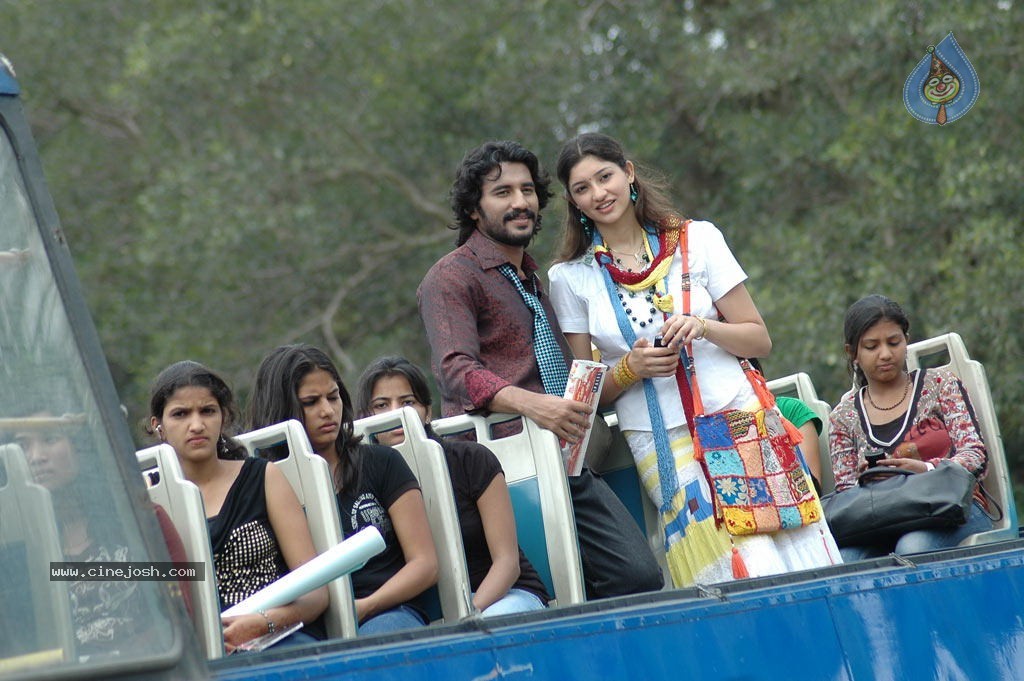 Eppadi Manasukkul Vandhai Tamil Movie Stills - 55 / 80 photos