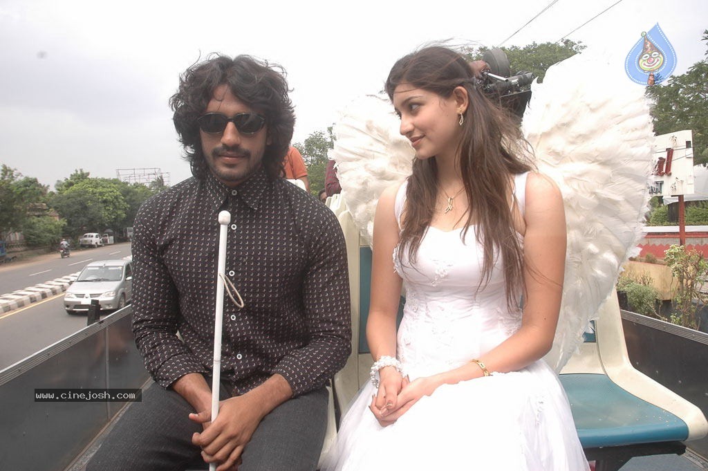 Eppadi Manasukkul Vandhai Tamil Movie Stills - 57 / 80 photos