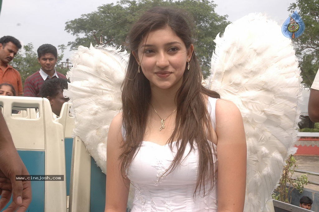 Eppadi Manasukkul Vandhai Tamil Movie Stills - 58 / 80 photos