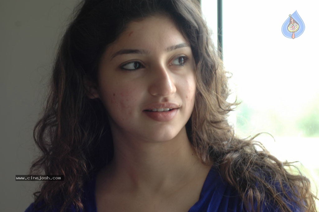 Eppadi Manasukkul Vandhai Tamil Movie Stills - 72 / 80 photos