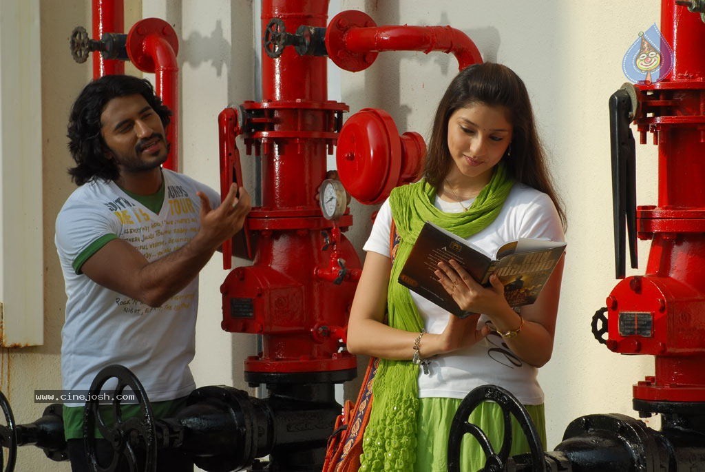 Eppadi Manasukkul Vandhai Tamil Movie Stills - 73 / 80 photos